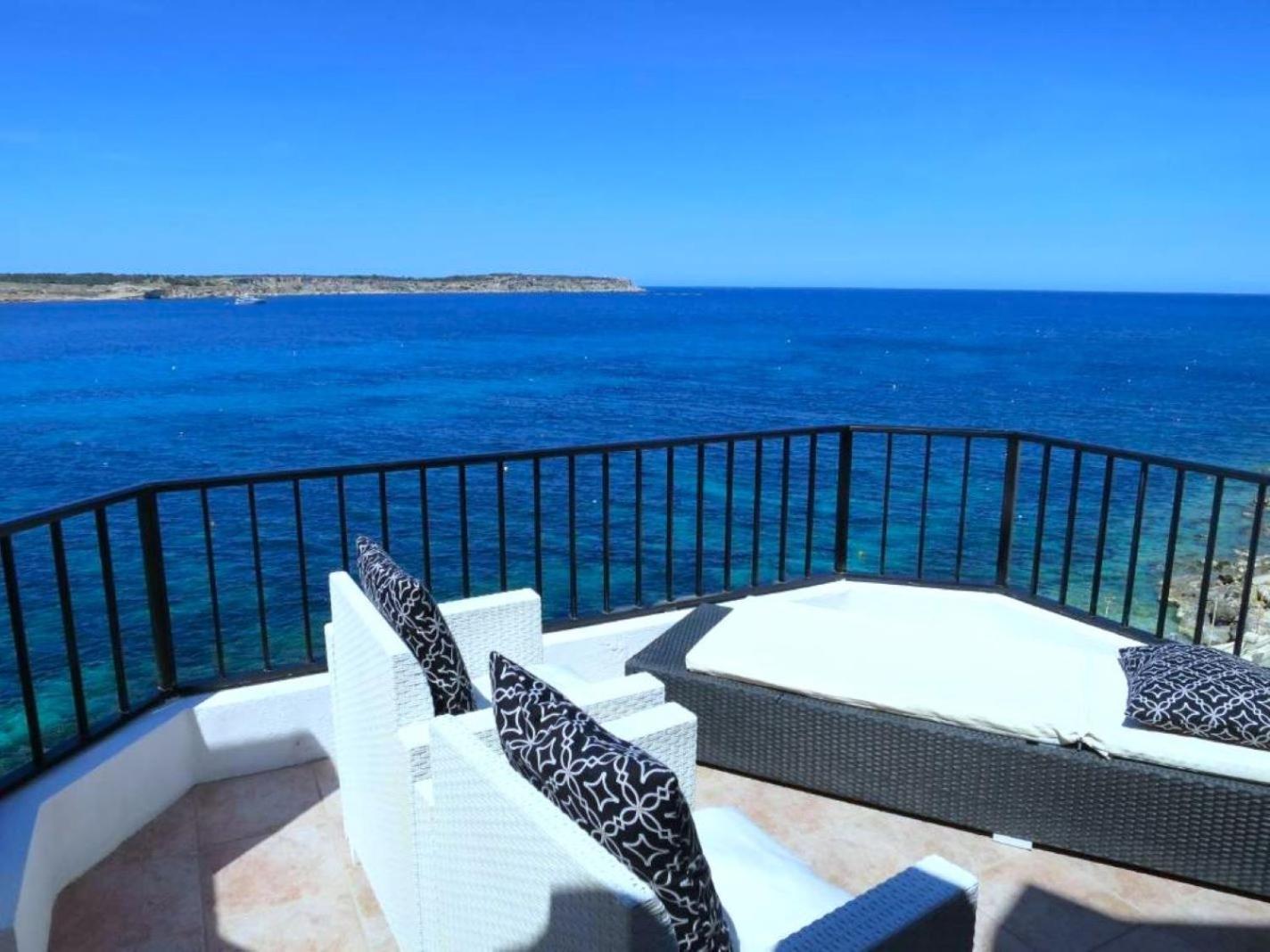 Seafront Apartment Terrace, Lounger & Panoramic Ocean Views Mellieha Exterior photo