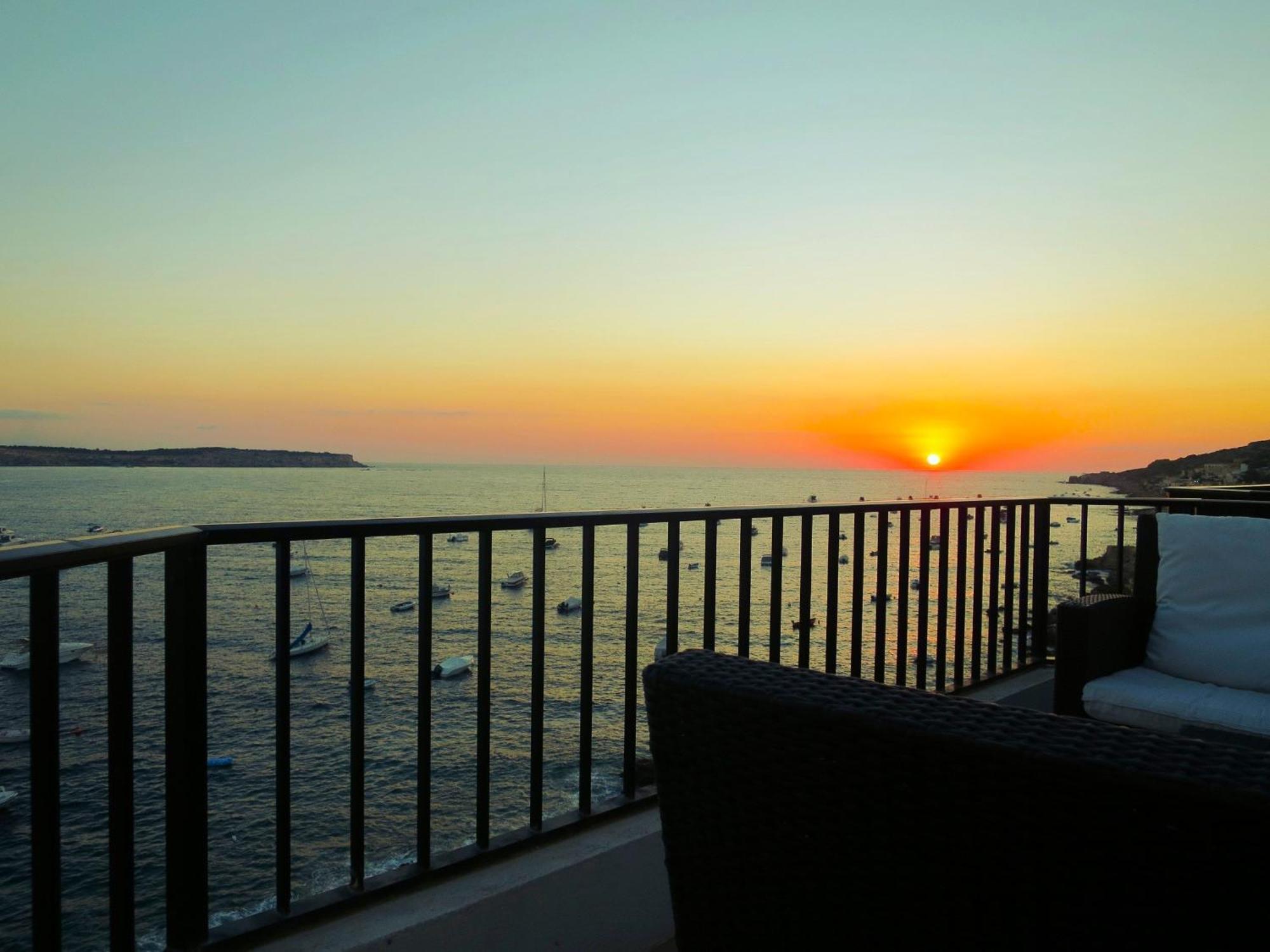 Seafront Apartment Terrace, Lounger & Panoramic Ocean Views Mellieha Room photo